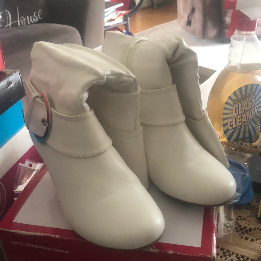 Girls White Boots size 3 with small heal